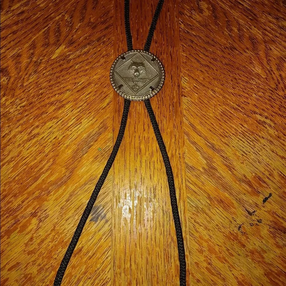BOY SCOUTS OF AMERICA Cub Scout Vintage Bolo Tie Pewter Wolf Black Cord. - Picture 2 of 4